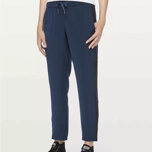 Lululemon On The Fly Pant Woven *Track Stripe
True Navy / Black